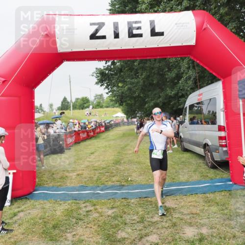 21.06.2025 - 27. Vierlanden-Triathlon MichiJ http://msf.ph/oto/8040504 15.06.2026 13:25:08 Ziel 766 meine-sportfotos.de