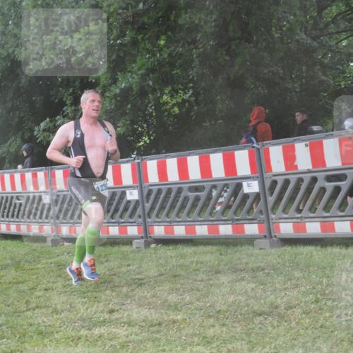 21.06.2025 - 27. Vierlanden-Triathlon KatJ http://msf.ph/oto/8040508 15.06.2025 14:27:58 Ziel 1233 meine-sportfotos.de