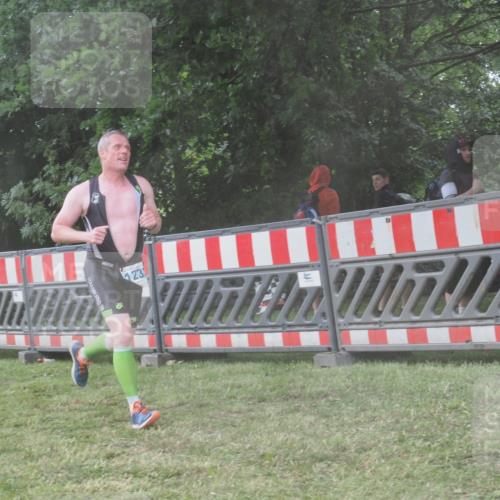 21.06.2025 - 27. Vierlanden-Triathlon KatJ http://msf.ph/oto/8040511 15.06.2025 14:27:58 Ziel 1233 meine-sportfotos.de