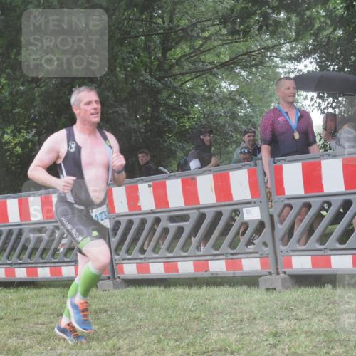21.06.2025 - 27. Vierlanden-Triathlon KatJ http://msf.ph/oto/8040522 15.06.2025 14:27:59 Ziel 1233 meine-sportfotos.de