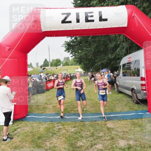 21.06.2025 - 27. Vierlanden-Triathlon MichiJ http://msf.ph/oto/8040527 15.06.2026 13:25:20 Ziel 1065, 1066, 1067 meine-sportfotos.de