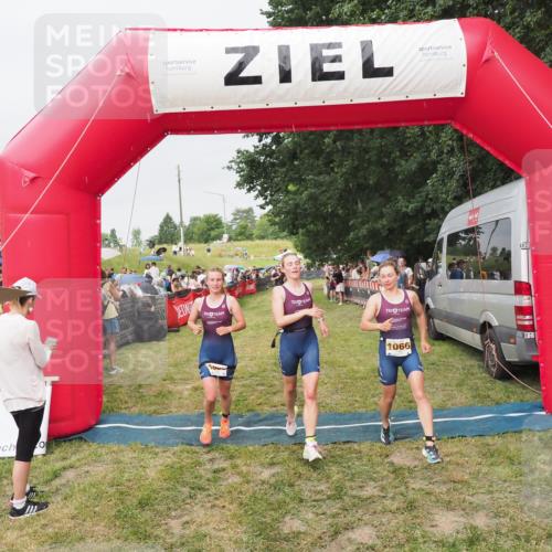 21.06.2025 - 27. Vierlanden-Triathlon MichiJ http://msf.ph/oto/8040533 15.06.2026 13:25:20 Ziel 1065, 1066, 1067 meine-sportfotos.de
