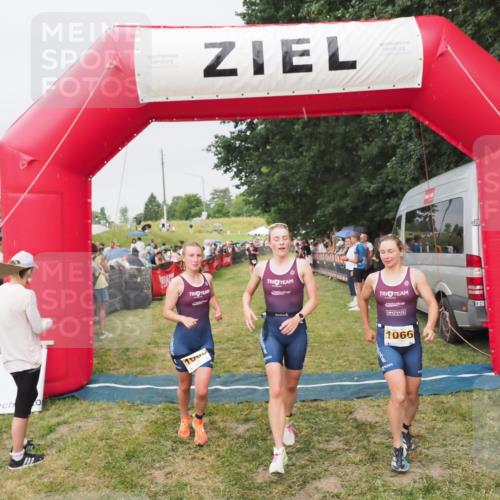 21.06.2025 - 27. Vierlanden-Triathlon MichiJ http://msf.ph/oto/8040544 15.06.2026 13:25:21 Ziel 1065, 1066, 1067 meine-sportfotos.de