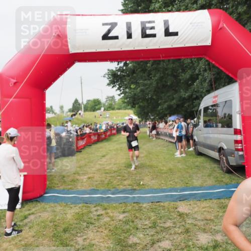 21.06.2025 - 27. Vierlanden-Triathlon MichiJ http://msf.ph/oto/8040554 15.06.2026 13:25:25 Ziel 658, 1065, 1066, 1067 meine-sportfotos.de