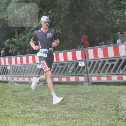 21.06.2025 - 27. Vierlanden-Triathlon KatJ http://msf.ph/oto/8040557 15.06.2025 14:28:11 Ziel 1260 meine-sportfotos.de