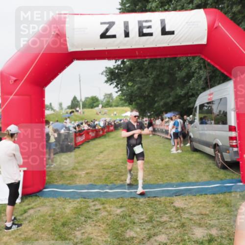 21.06.2025 - 27. Vierlanden-Triathlon MichiJ http://msf.ph/oto/8040584 15.06.2026 13:25:26 Ziel 658, 1065, 1066, 1067 meine-sportfotos.de