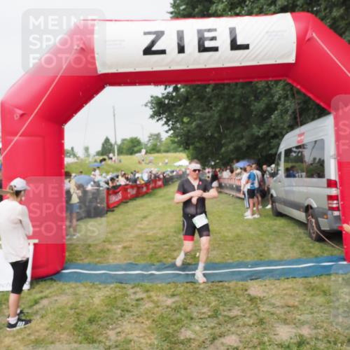 21.06.2025 - 27. Vierlanden-Triathlon MichiJ http://msf.ph/oto/8040588 15.06.2026 13:25:26 Ziel 658, 1065, 1066, 1067 meine-sportfotos.de