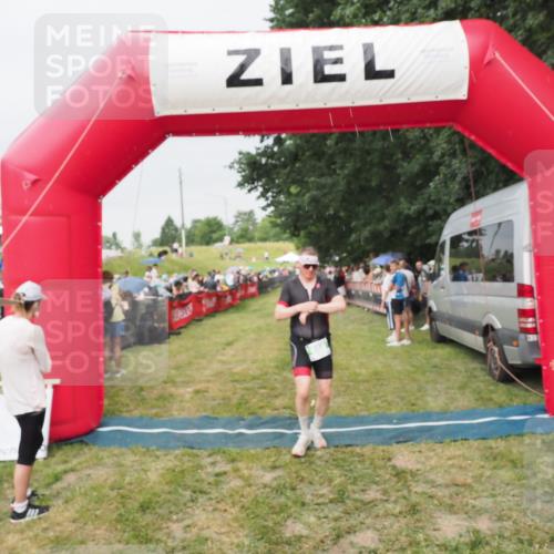 21.06.2025 - 27. Vierlanden-Triathlon MichiJ http://msf.ph/oto/8040592 15.06.2026 13:25:26 Ziel 658, 1065, 1066, 1067 meine-sportfotos.de