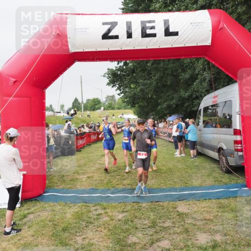 21.06.2025 - 27. Vierlanden-Triathlon MichiJ http://msf.ph/oto/8040611 15.06.2026 13:25:51 Ziel 13, 1053, 1054, 1055 meine-sportfotos.de
