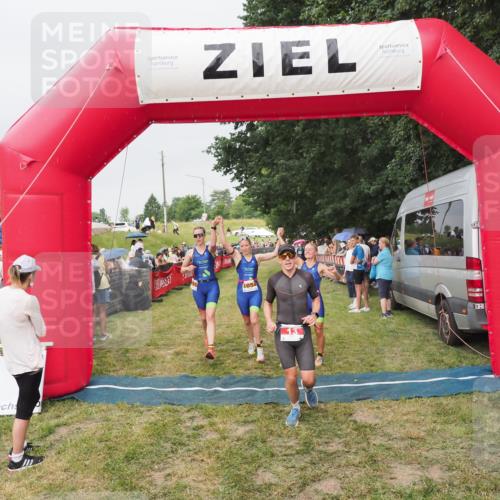 21.06.2025 - 27. Vierlanden-Triathlon MichiJ http://msf.ph/oto/8040619 15.06.2026 13:25:51 Ziel 13, 1053, 1054, 1055 meine-sportfotos.de