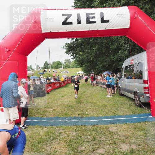 21.06.2025 - 27. Vierlanden-Triathlon MichiJ http://msf.ph/oto/8040649 15.06.2026 13:26:28 Ziel 221 meine-sportfotos.de