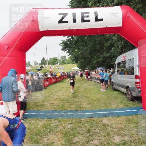 21.06.2025 - 27. Vierlanden-Triathlon MichiJ http://msf.ph/oto/8040653 15.06.2026 13:26:28 Ziel 221 meine-sportfotos.de