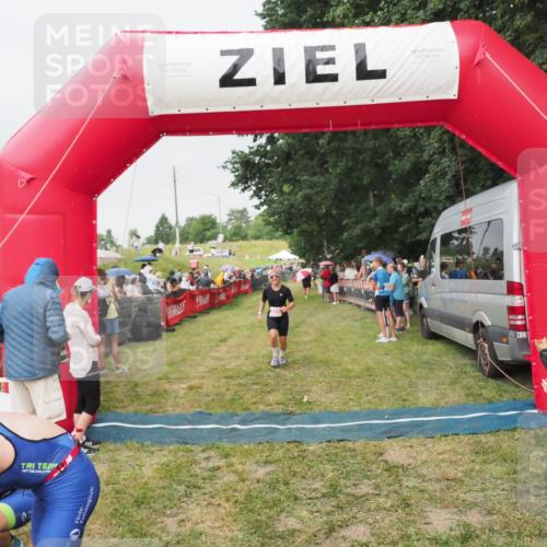 21.06.2025 - 27. Vierlanden-Triathlon MichiJ http://msf.ph/oto/8040665 15.06.2026 13:26:28 Ziel 221 meine-sportfotos.de