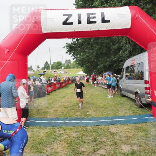 21.06.2025 - 27. Vierlanden-Triathlon MichiJ http://msf.ph/oto/8040672 15.06.2026 13:26:29 Ziel 221 meine-sportfotos.de