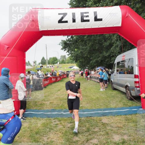 21.06.2025 - 27. Vierlanden-Triathlon MichiJ http://msf.ph/oto/8040704 15.06.2026 13:26:30 Ziel 221 meine-sportfotos.de