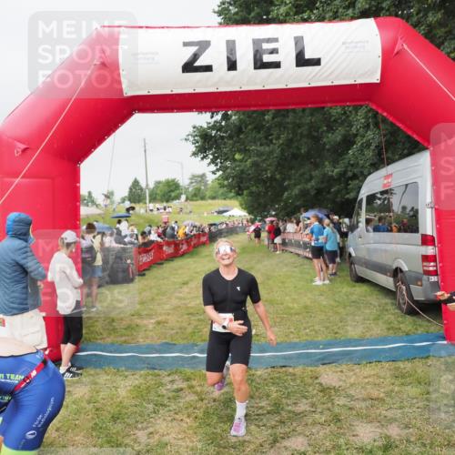 21.06.2025 - 27. Vierlanden-Triathlon MichiJ http://msf.ph/oto/8040707 15.06.2026 13:26:30 Ziel 221 meine-sportfotos.de