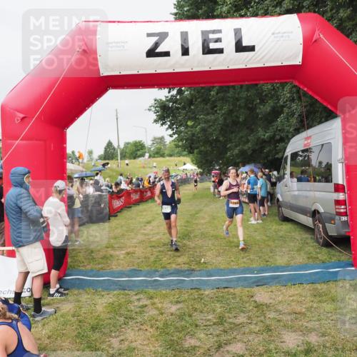 21.06.2025 - 27. Vierlanden-Triathlon MichiJ http://msf.ph/oto/8040724 15.06.2026 13:26:43 Ziel 820, 1068 meine-sportfotos.de