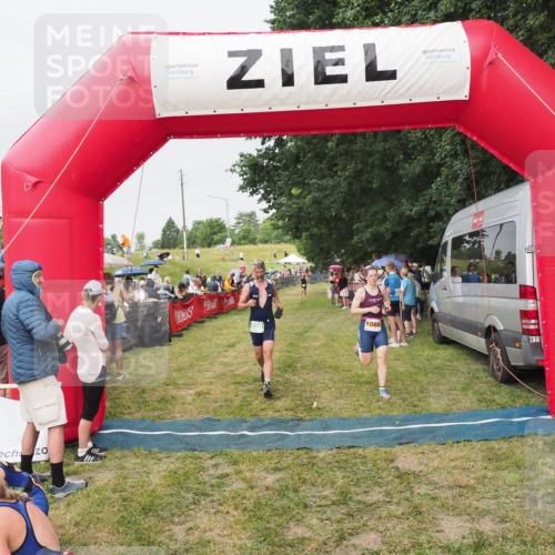 21.06.2025 - 27. Vierlanden-Triathlon MichiJ http://msf.ph/oto/8040728 15.06.2026 13:26:43 Ziel 820, 1068 meine-sportfotos.de