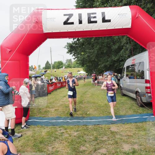 21.06.2025 - 27. Vierlanden-Triathlon MichiJ http://msf.ph/oto/8040737 15.06.2026 13:26:44 Ziel 820, 1068 meine-sportfotos.de