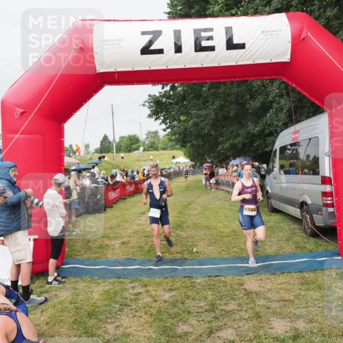 21.06.2025 - 27. Vierlanden-Triathlon MichiJ http://msf.ph/oto/8040740 15.06.2026 13:26:44 Ziel 820, 1068 meine-sportfotos.de