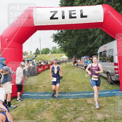 21.06.2025 - 27. Vierlanden-Triathlon MichiJ http://msf.ph/oto/8040747 15.06.2026 13:26:44 Ziel 820, 1068 meine-sportfotos.de