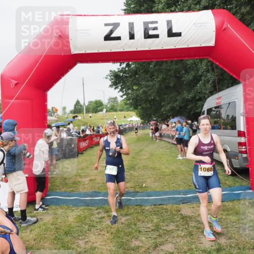 21.06.2025 - 27. Vierlanden-Triathlon MichiJ http://msf.ph/oto/8040758 15.06.2026 13:26:45 Ziel 820, 1068 meine-sportfotos.de