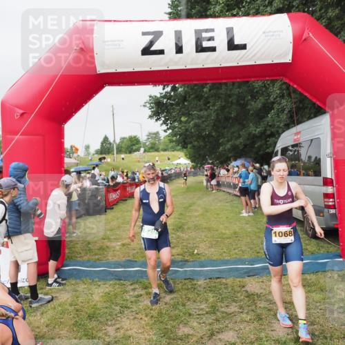 21.06.2025 - 27. Vierlanden-Triathlon MichiJ http://msf.ph/oto/8040761 15.06.2026 13:26:45 Ziel 820, 1068 meine-sportfotos.de