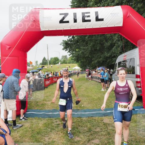 21.06.2025 - 27. Vierlanden-Triathlon MichiJ http://msf.ph/oto/8040764 15.06.2026 13:26:45 Ziel 820, 1068 meine-sportfotos.de