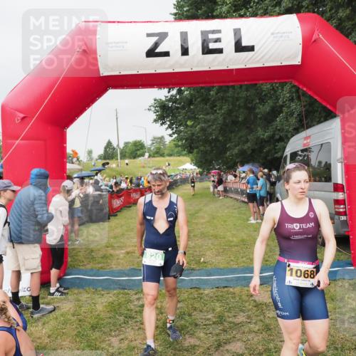 21.06.2025 - 27. Vierlanden-Triathlon MichiJ http://msf.ph/oto/8040773 15.06.2026 13:26:46 Ziel 820, 1068 meine-sportfotos.de
