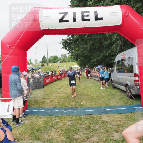 21.06.2025 - 27. Vierlanden-Triathlon MichiJ http://msf.ph/oto/8040812 15.06.2026 13:27:01 Ziel 829 meine-sportfotos.de