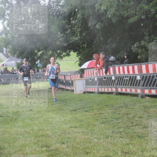 21.06.2025 - 27. Vierlanden-Triathlon KatJ http://msf.ph/oto/8040821 15.06.2025 14:29:45 Ziel 1175, 1287, 1294, 1295 meine-sportfotos.de