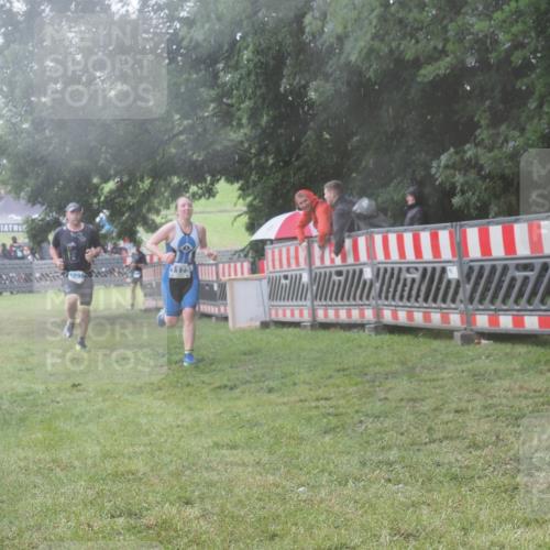 21.06.2025 - 27. Vierlanden-Triathlon KatJ http://msf.ph/oto/8040824 15.06.2025 14:29:45 Ziel 1175, 1287, 1294, 1295 meine-sportfotos.de