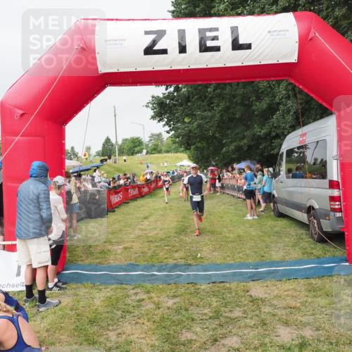 21.06.2025 - 27. Vierlanden-Triathlon MichiJ http://msf.ph/oto/8040839 15.06.2026 13:27:03 Ziel 829, 1049, 1051, 1052 meine-sportfotos.de