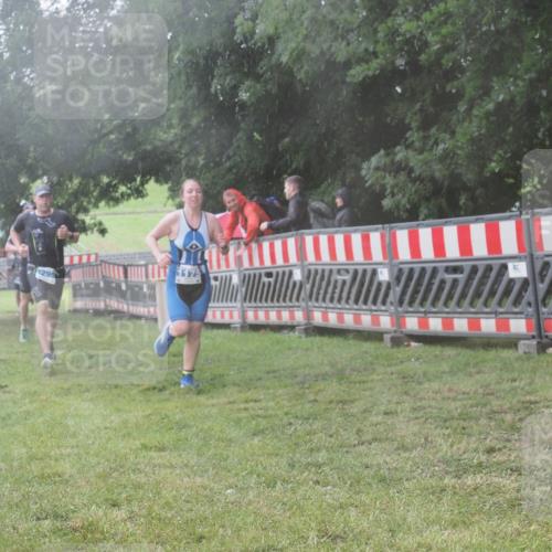 21.06.2025 - 27. Vierlanden-Triathlon KatJ http://msf.ph/oto/8040841 15.06.2025 14:29:46 Ziel 1175, 1287, 1294, 1295 meine-sportfotos.de