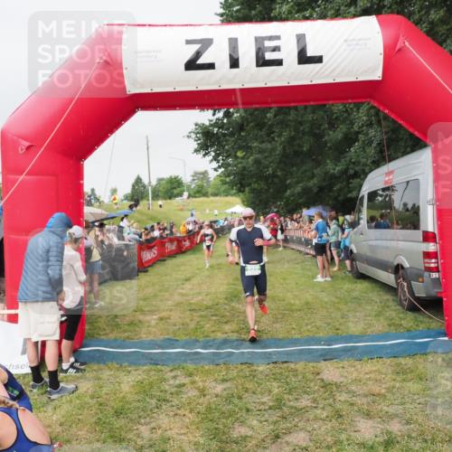 21.06.2025 - 27. Vierlanden-Triathlon MichiJ http://msf.ph/oto/8040856 15.06.2026 13:27:04 Ziel 829, 1049, 1051, 1052 meine-sportfotos.de