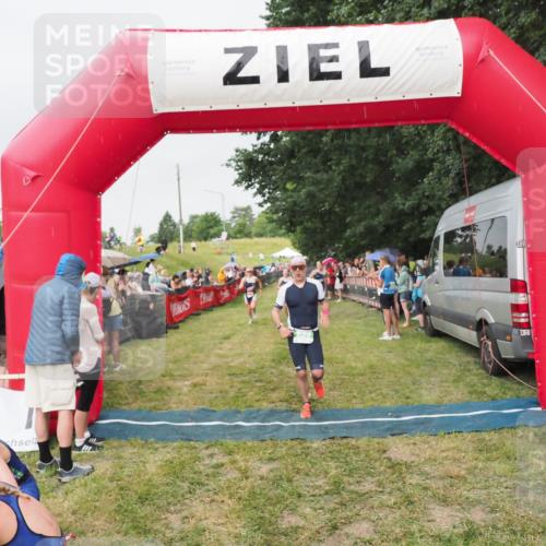 21.06.2025 - 27. Vierlanden-Triathlon MichiJ http://msf.ph/oto/8040860 15.06.2026 13:27:04 Ziel 829, 1049, 1051, 1052 meine-sportfotos.de