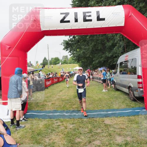 21.06.2025 - 27. Vierlanden-Triathlon MichiJ http://msf.ph/oto/8040864 15.06.2026 13:27:04 Ziel 829, 1049, 1051, 1052 meine-sportfotos.de