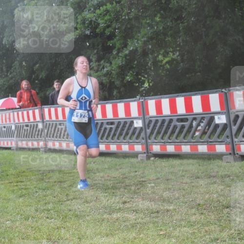 21.06.2025 - 27. Vierlanden-Triathlon KatJ http://msf.ph/oto/8040865 15.06.2025 14:29:47 Ziel 1175, 1287, 1294, 1295 meine-sportfotos.de