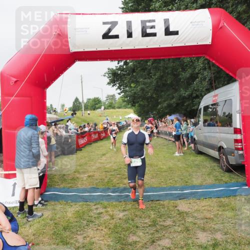 21.06.2025 - 27. Vierlanden-Triathlon MichiJ http://msf.ph/oto/8040871 15.06.2026 13:27:05 Ziel 829, 1049, 1051, 1052 meine-sportfotos.de