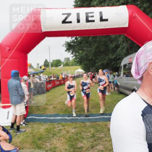 21.06.2025 - 27. Vierlanden-Triathlon MichiJ http://msf.ph/oto/8040874 15.06.2026 13:27:07 Ziel 829, 1049, 1051, 1052 meine-sportfotos.de