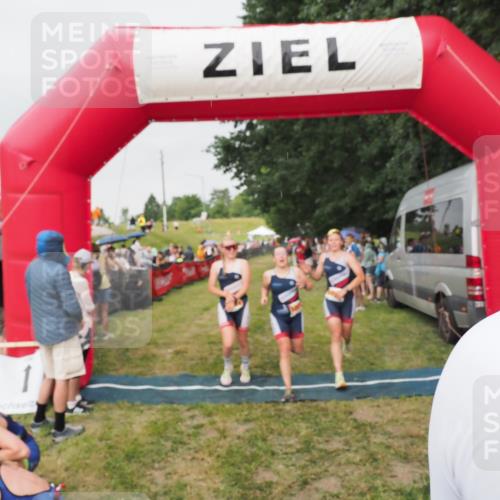 21.06.2025 - 27. Vierlanden-Triathlon MichiJ http://msf.ph/oto/8040878 15.06.2026 13:27:07 Ziel 829, 1049, 1051, 1052 meine-sportfotos.de
