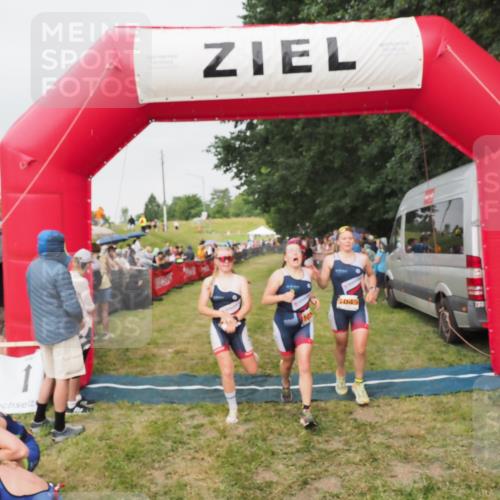 21.06.2025 - 27. Vierlanden-Triathlon MichiJ http://msf.ph/oto/8040885 15.06.2026 13:27:07 Ziel 829, 1049, 1051, 1052 meine-sportfotos.de