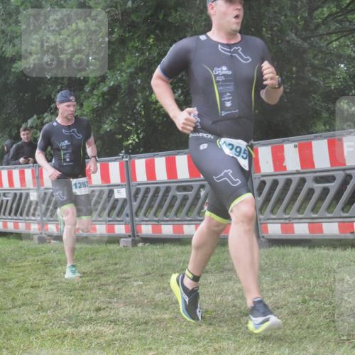 21.06.2025 - 27. Vierlanden-Triathlon KatJ http://msf.ph/oto/8040894 15.06.2025 14:29:48 Ziel 1175, 1287, 1294, 1295 meine-sportfotos.de