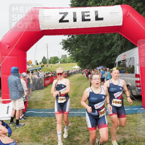 21.06.2025 - 27. Vierlanden-Triathlon MichiJ http://msf.ph/oto/8040903 15.06.2026 13:27:08 Ziel 829, 1049, 1051, 1052 meine-sportfotos.de