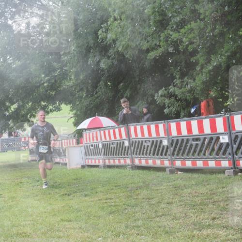 21.06.2025 - 27. Vierlanden-Triathlon KatJ http://msf.ph/oto/8040904 15.06.2025 14:29:51 Ziel 1287, 1294 meine-sportfotos.de