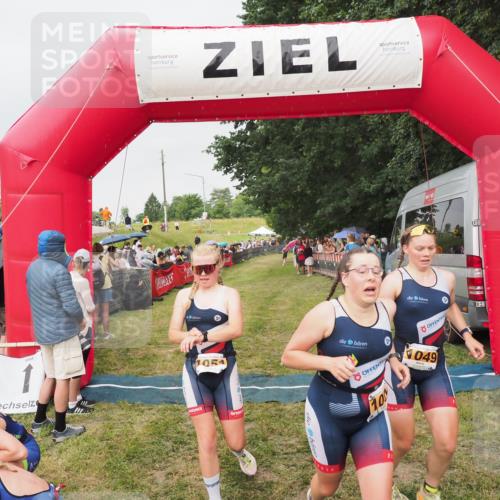 21.06.2025 - 27. Vierlanden-Triathlon MichiJ http://msf.ph/oto/8040906 15.06.2026 13:27:08 Ziel 829, 1049, 1051, 1052 meine-sportfotos.de