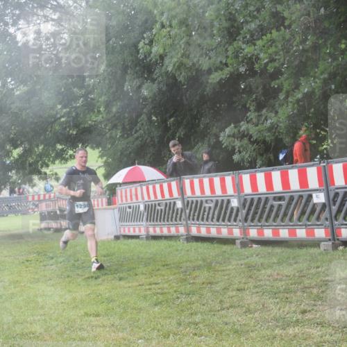 21.06.2025 - 27. Vierlanden-Triathlon KatJ http://msf.ph/oto/8040911 15.06.2025 14:29:52 Ziel 1294 meine-sportfotos.de