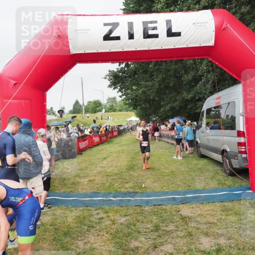 21.06.2025 - 27. Vierlanden-Triathlon MichiJ http://msf.ph/oto/8040919 15.06.2026 13:27:25 Ziel 97 meine-sportfotos.de