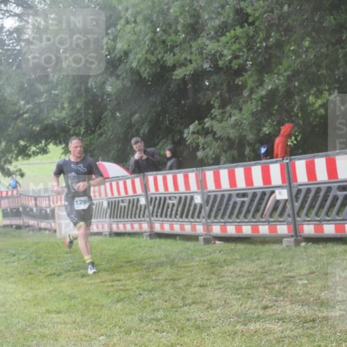 21.06.2025 - 27. Vierlanden-Triathlon KatJ http://msf.ph/oto/8040921 15.06.2025 14:29:52 Ziel 1294 meine-sportfotos.de