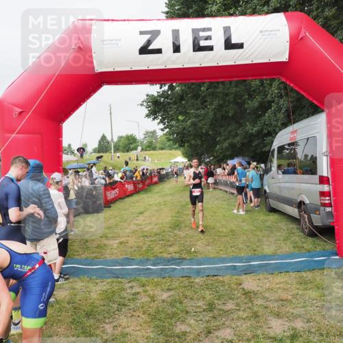 21.06.2025 - 27. Vierlanden-Triathlon MichiJ http://msf.ph/oto/8040923 15.06.2026 13:27:25 Ziel 97 meine-sportfotos.de